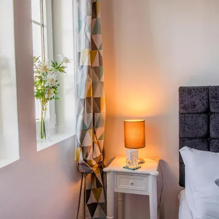Beautiful Two Bedroom In The Old Village Appartement